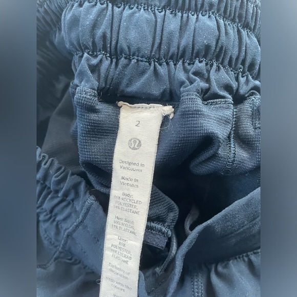 LULULEMON HOTTY HOTS HIGH RISE 4 INCH - Picture 2 of 3